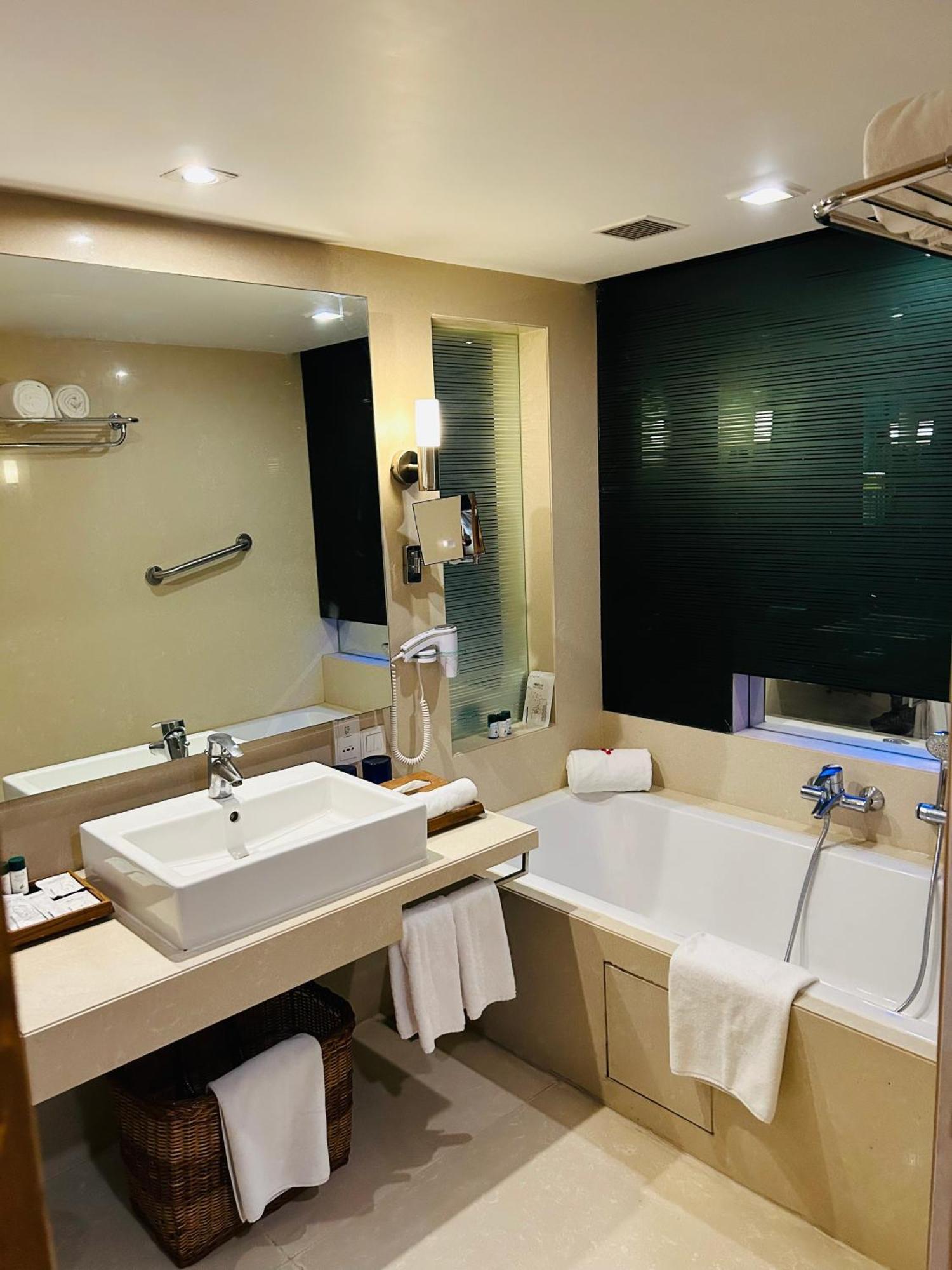Fortune Select Sg Highway, Ahmedabad - Member Itc Hotels' Group Exterior photo