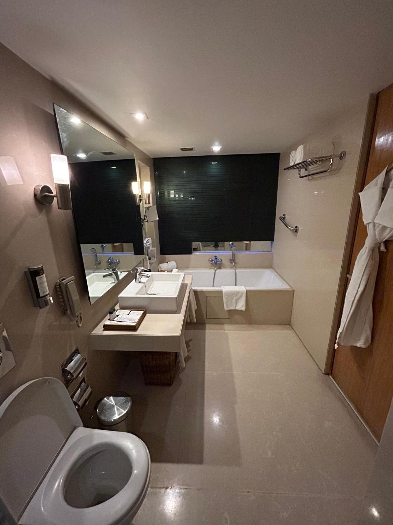 Fortune Select Sg Highway, Ahmedabad - Member Itc Hotels' Group Exterior photo